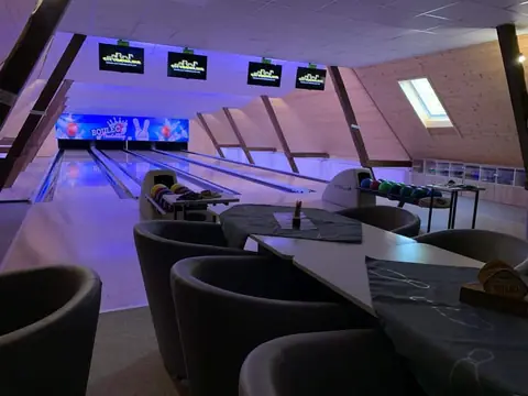 Bowling bar